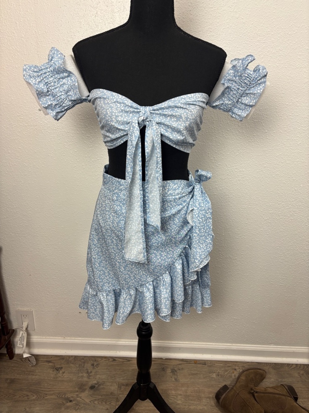 1014NWOT Light Blue Floral Two-Piece Tie Front Crop Top and Ruffle Skirt